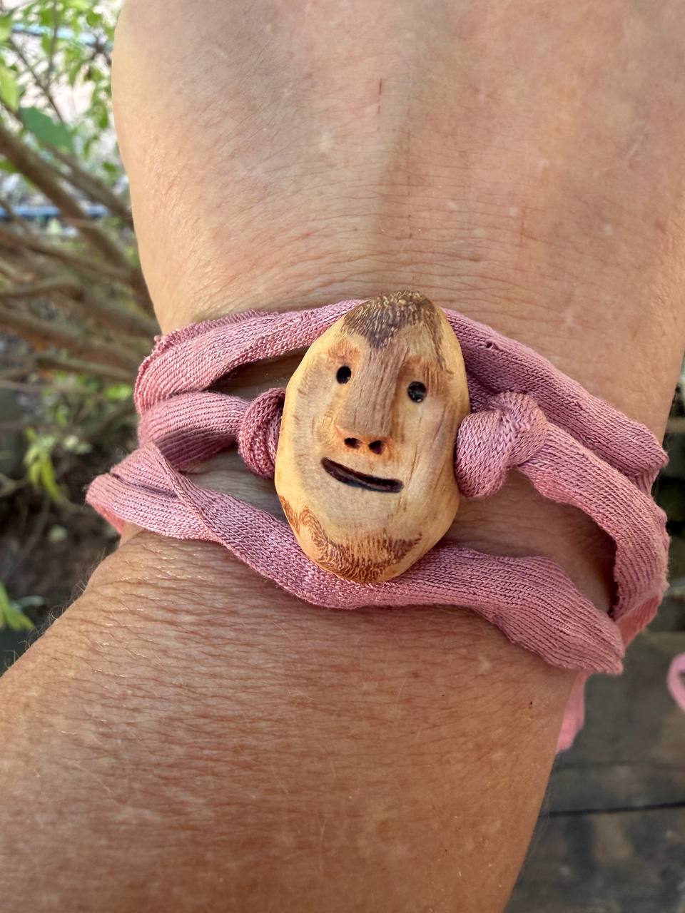 Armbandwichtel Blümchen handgeschnitzt aus magischer Baumperle
