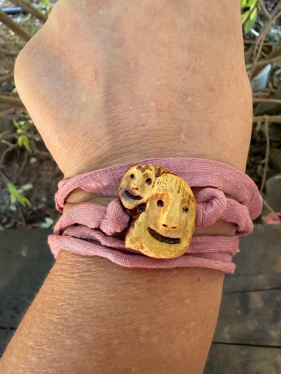 Armbandwichtel Nuka & Nuki handgeschnitzt aus magischer Baumperle (Kopie)
