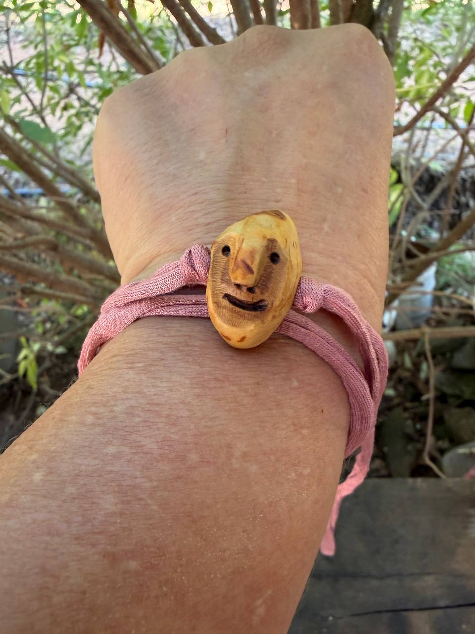 Armbandwichtel Rosalind handgeschnitzt aus magischer Baumperle