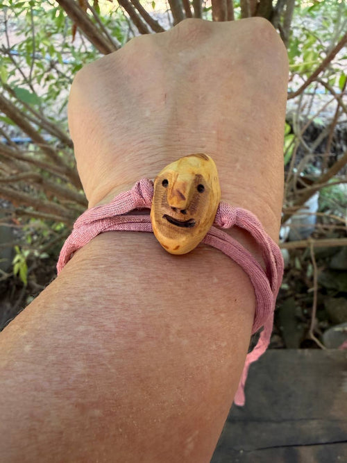 Armbandwichtel Rosalind handgeschnitzt aus magischer Baumperle