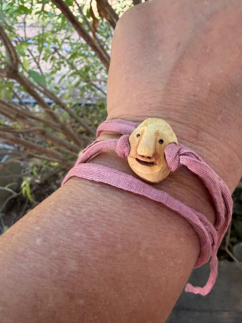 Armbandwichtel Malvina handgeschnitzt aus magischer Baumperle