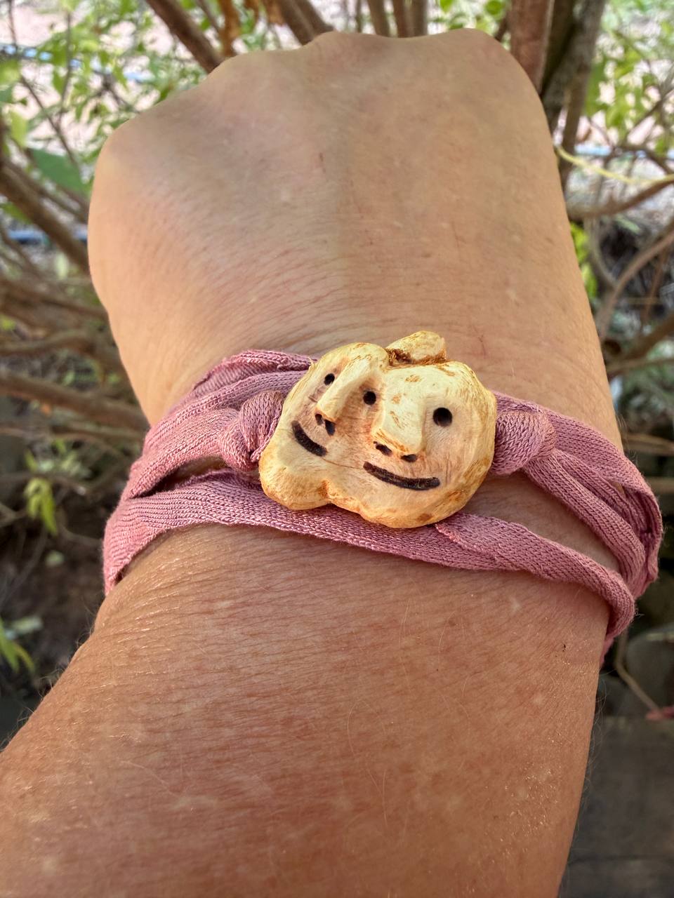 Armbandwichtel Lila und Lilu handgeschnitzt aus magischer Baumperle