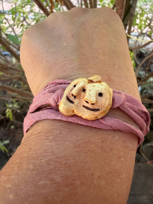 Armbandwichtel Lila und Lilu handgeschnitzt aus magischer Baumperle