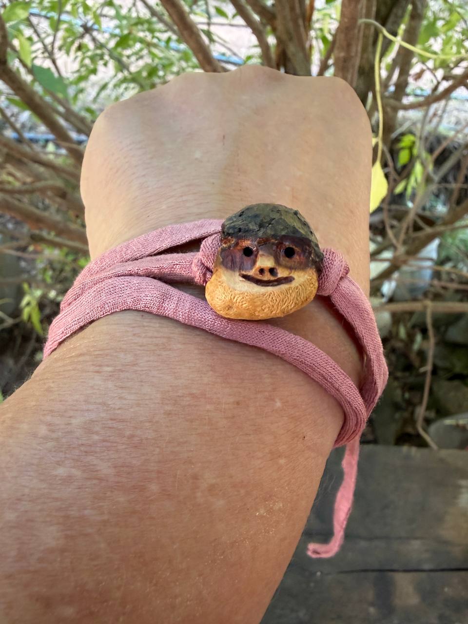Armbandwichtel Veilchka handgeschnitzt aus magischer Baumperle