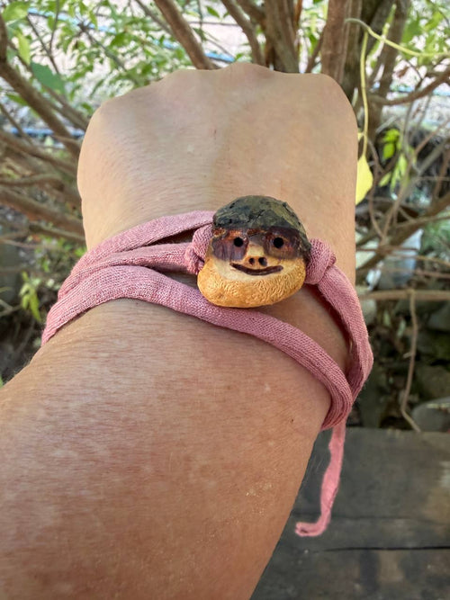 Armbandwichtel Veilchka handgeschnitzt aus magischer Baumperle