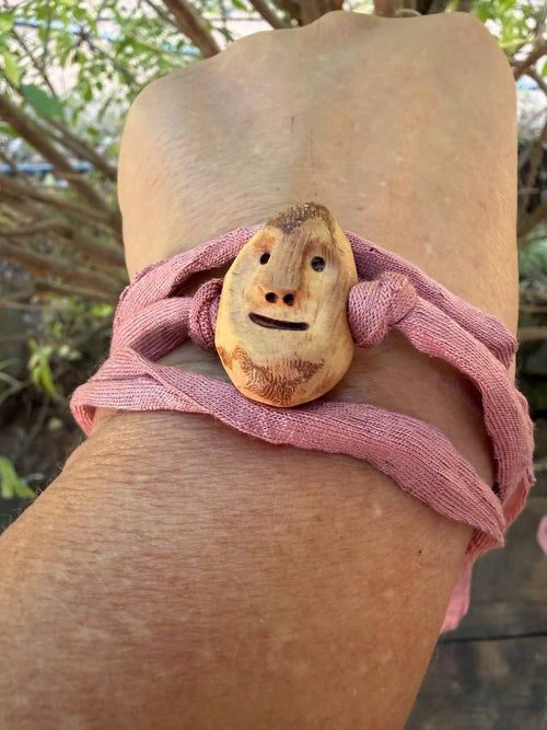 Armbandwichtel Blümchen handgeschnitzt aus magischer Baumperle