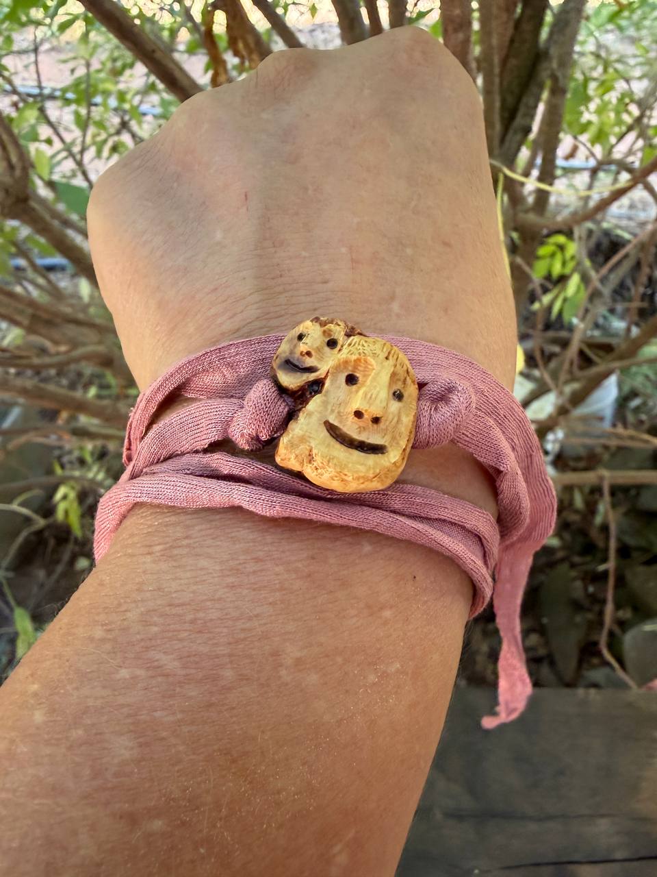 Armbandwichtel Nuka & Nuki handgeschnitzt aus magischer Baumperle (Kopie)