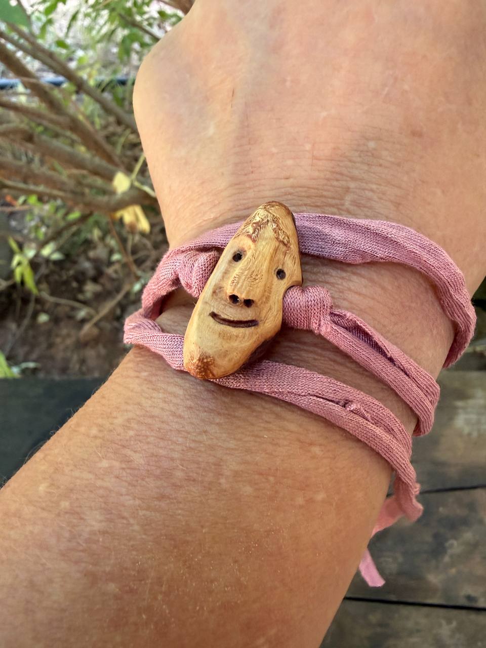 Armbandwichtel Blütenmara handgeschnitzt aus magischer Baumperle
