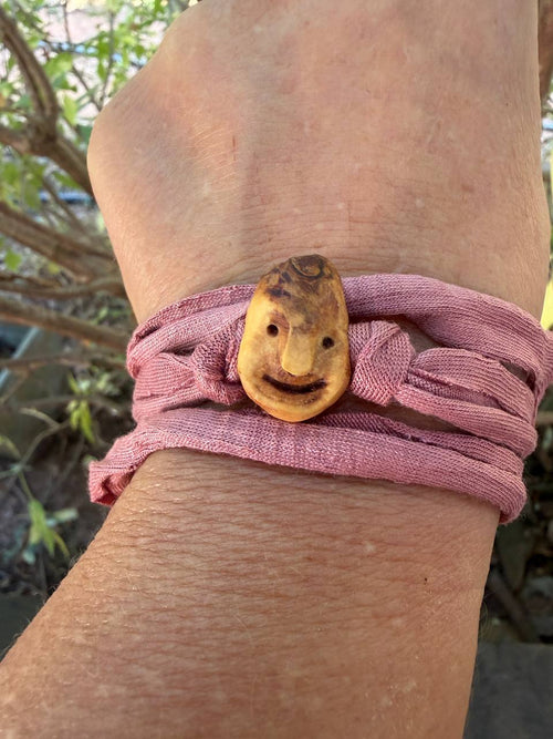 Armbandwichtel Seidenblüm handgeschnitzt aus magischer Baumperle