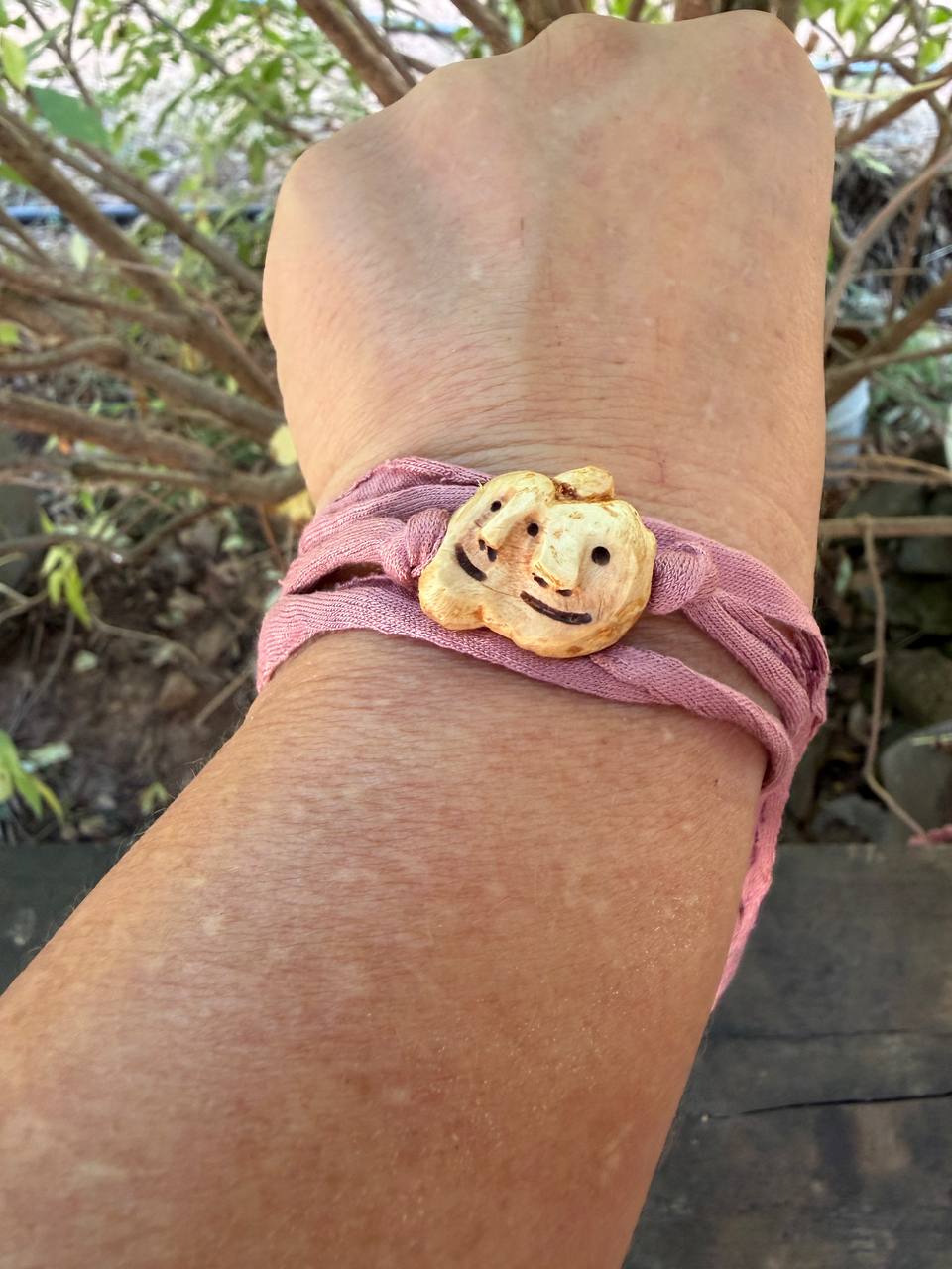 Armbandwichtel Lila und Lilu handgeschnitzt aus magischer Baumperle