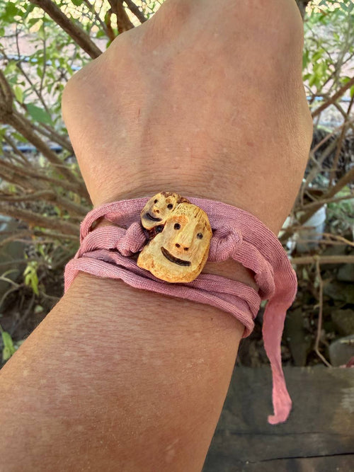 Armbandwichtel Nuka & Nuki handgeschnitzt aus magischer Baumperle (Kopie)