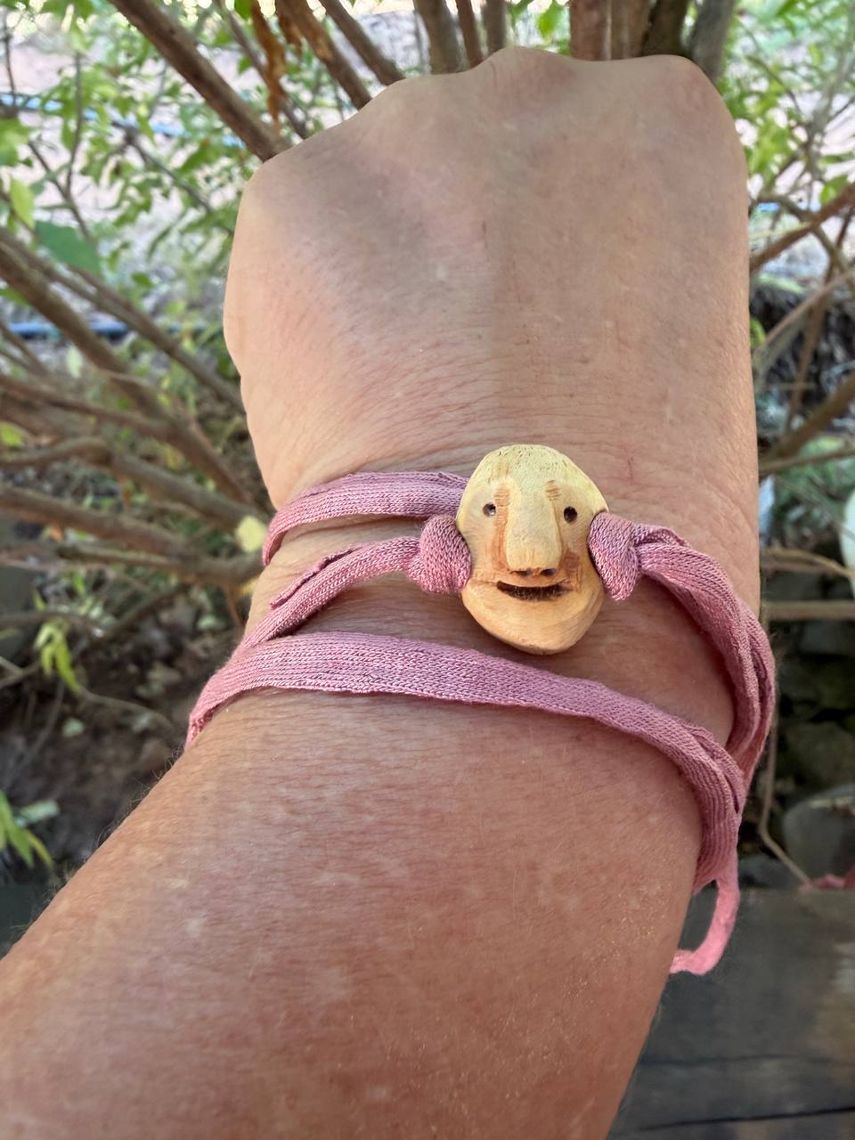 Armbandwichtel Malvina handgeschnitzt aus magischer Baumperle