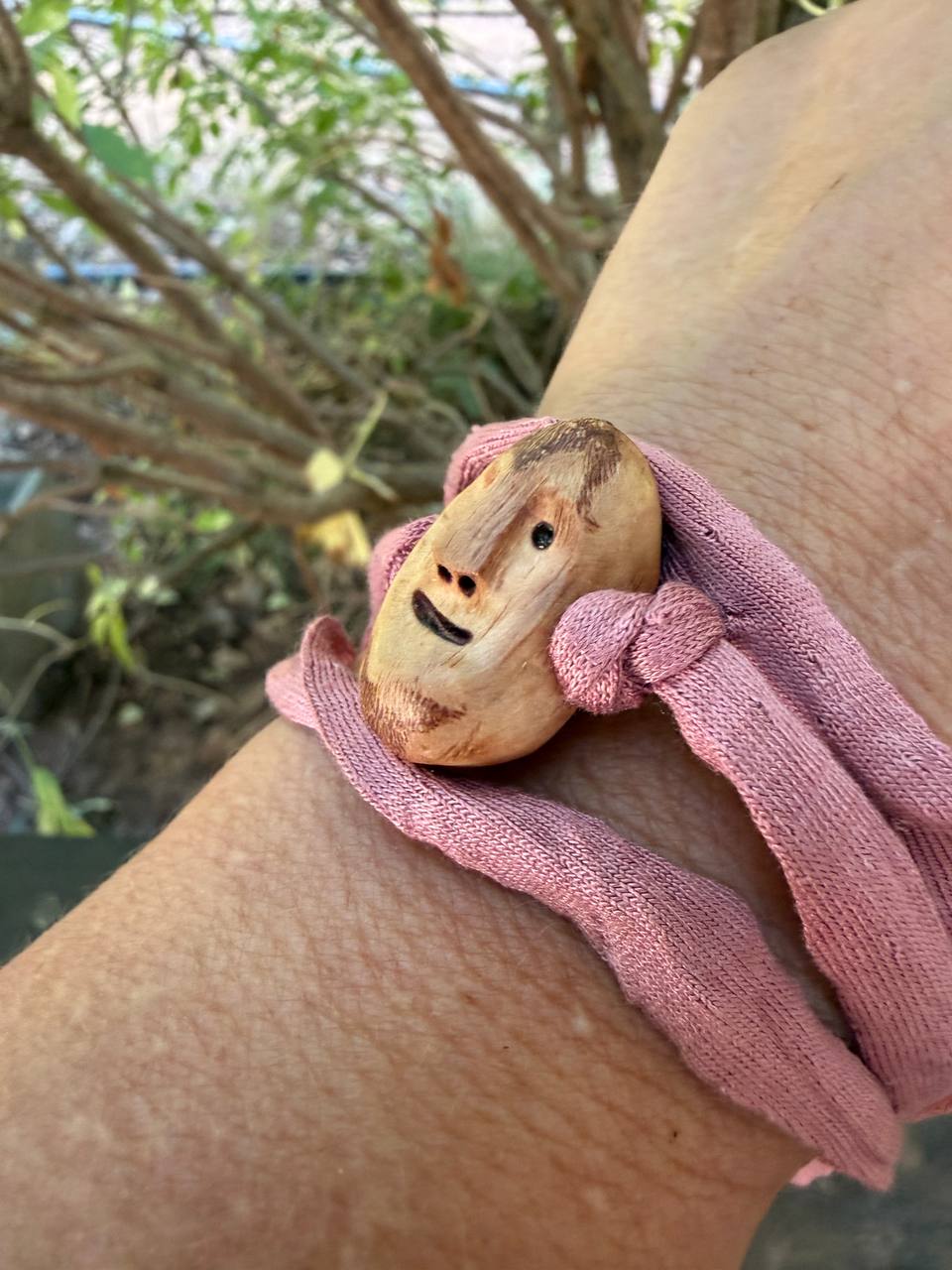 Armbandwichtel Blümchen handgeschnitzt aus magischer Baumperle