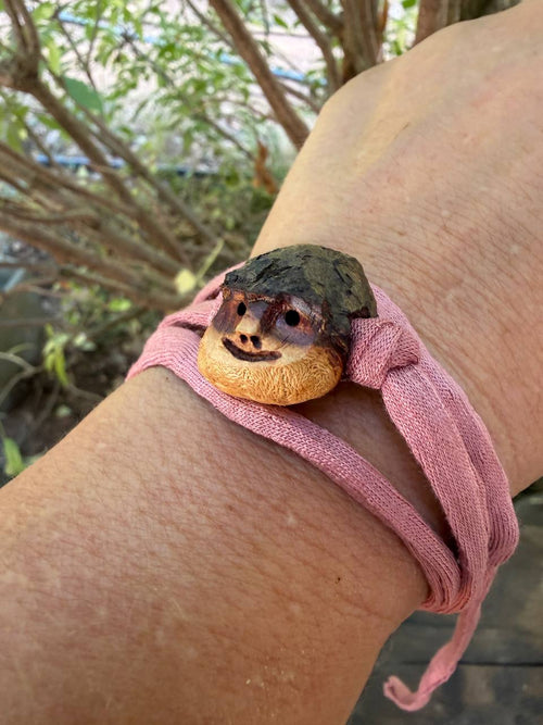 Armbandwichtel Veilchka handgeschnitzt aus magischer Baumperle