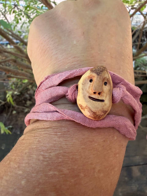 Armbandwichtel Blümchen handgeschnitzt aus magischer Baumperle