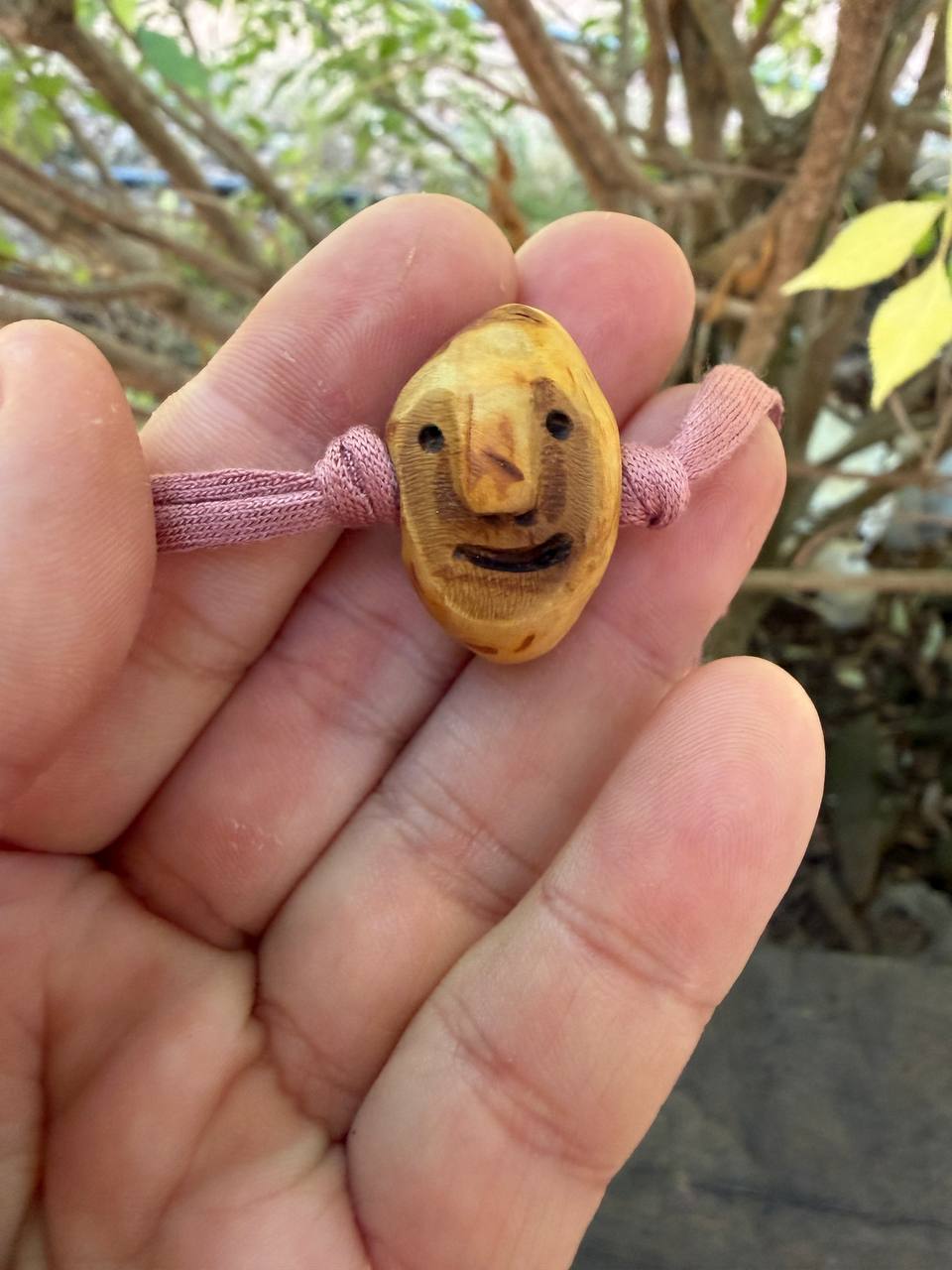 Armbandwichtel Rosalind handgeschnitzt aus magischer Baumperle