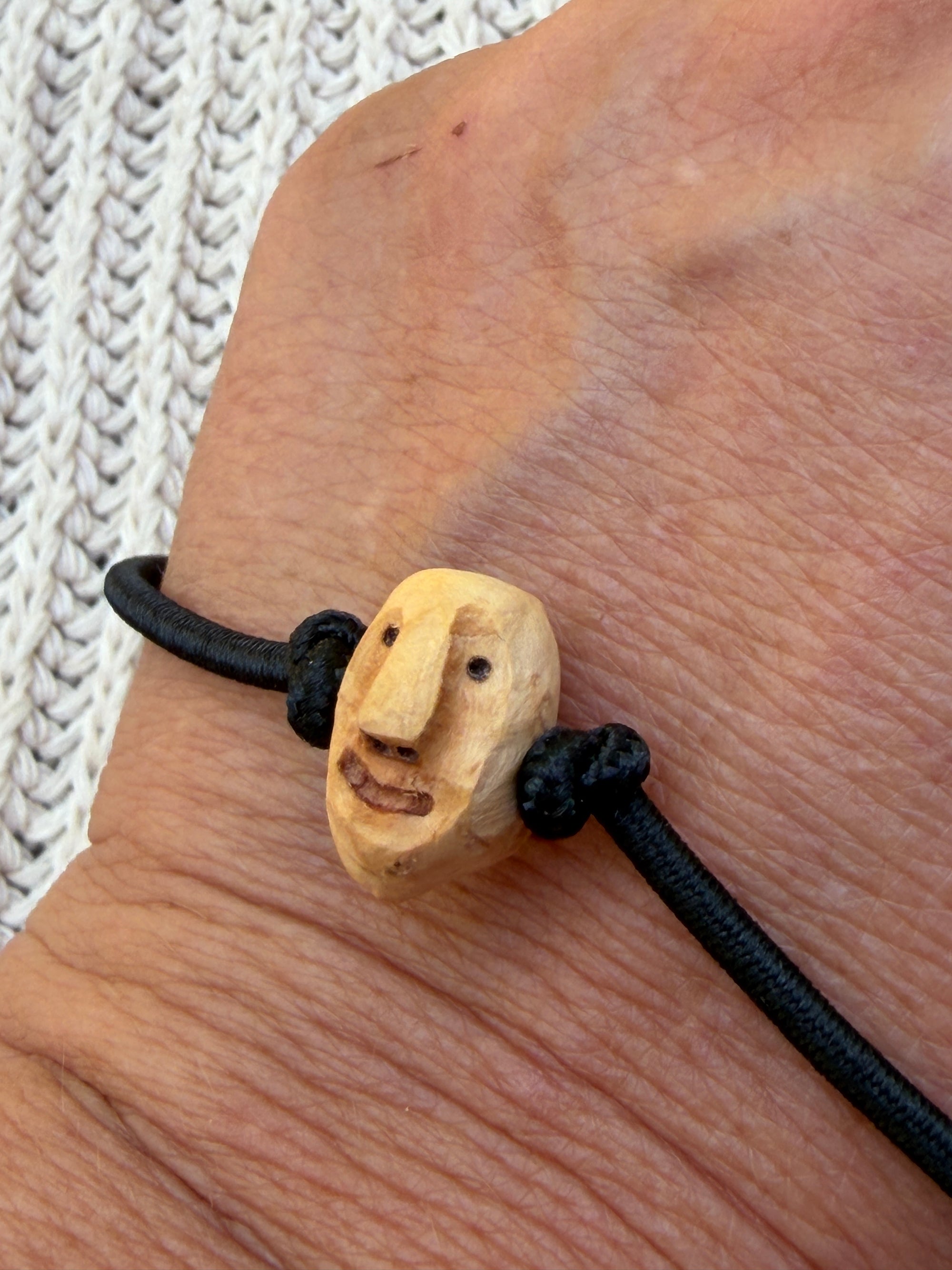 Armbandwichtel Zwickel handgeschnitzt aus magischer Baumperle