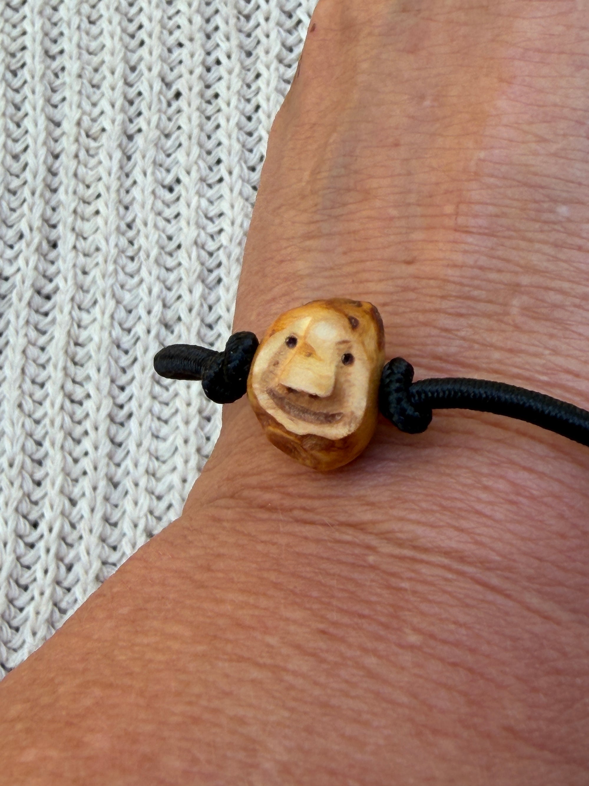 Armbandwichtel Zwackel handgeschnitzt aus magischer Baumperle