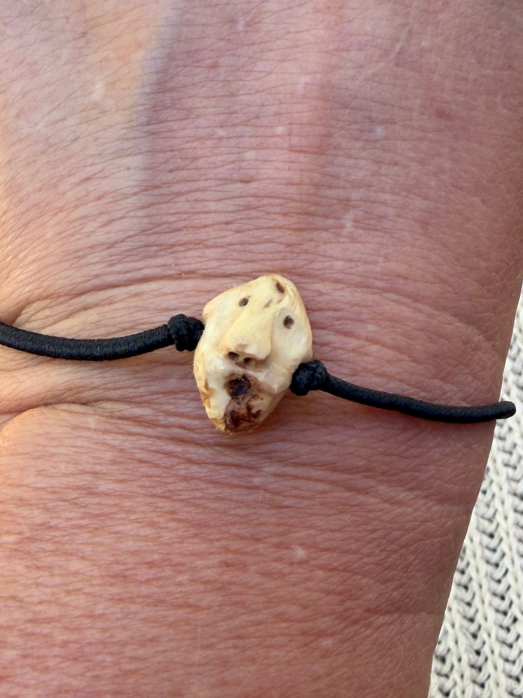 Armbandwichtel Schwungl handgeschnitzt aus magischer Baumperle