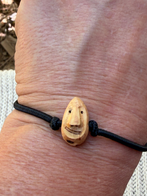 Armbandwichtel Spanni handgeschnitzt aus magischer Baumperle