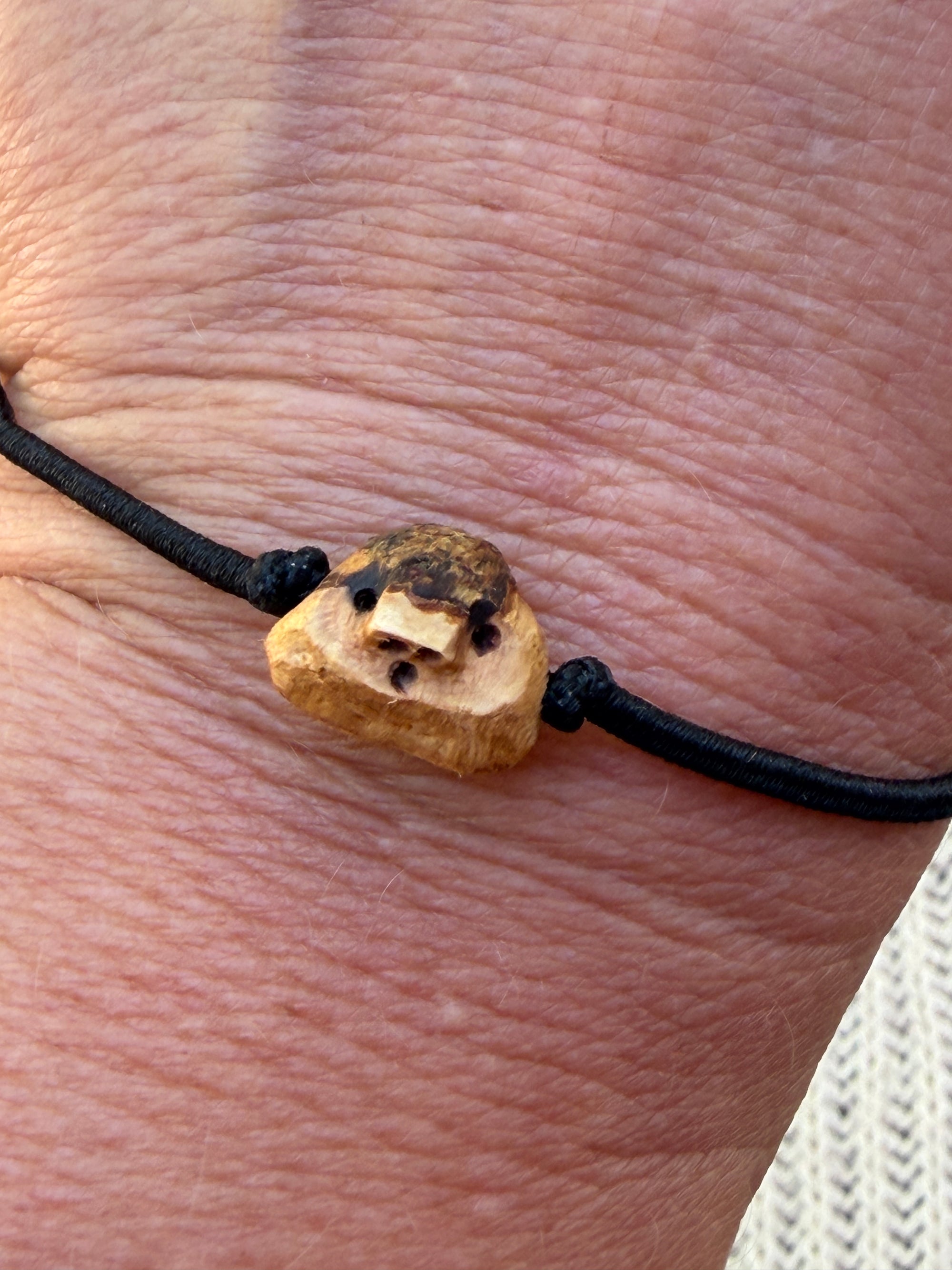 Armbandwichtel Knippsi handgeschnitzt aus magischer Baumperle