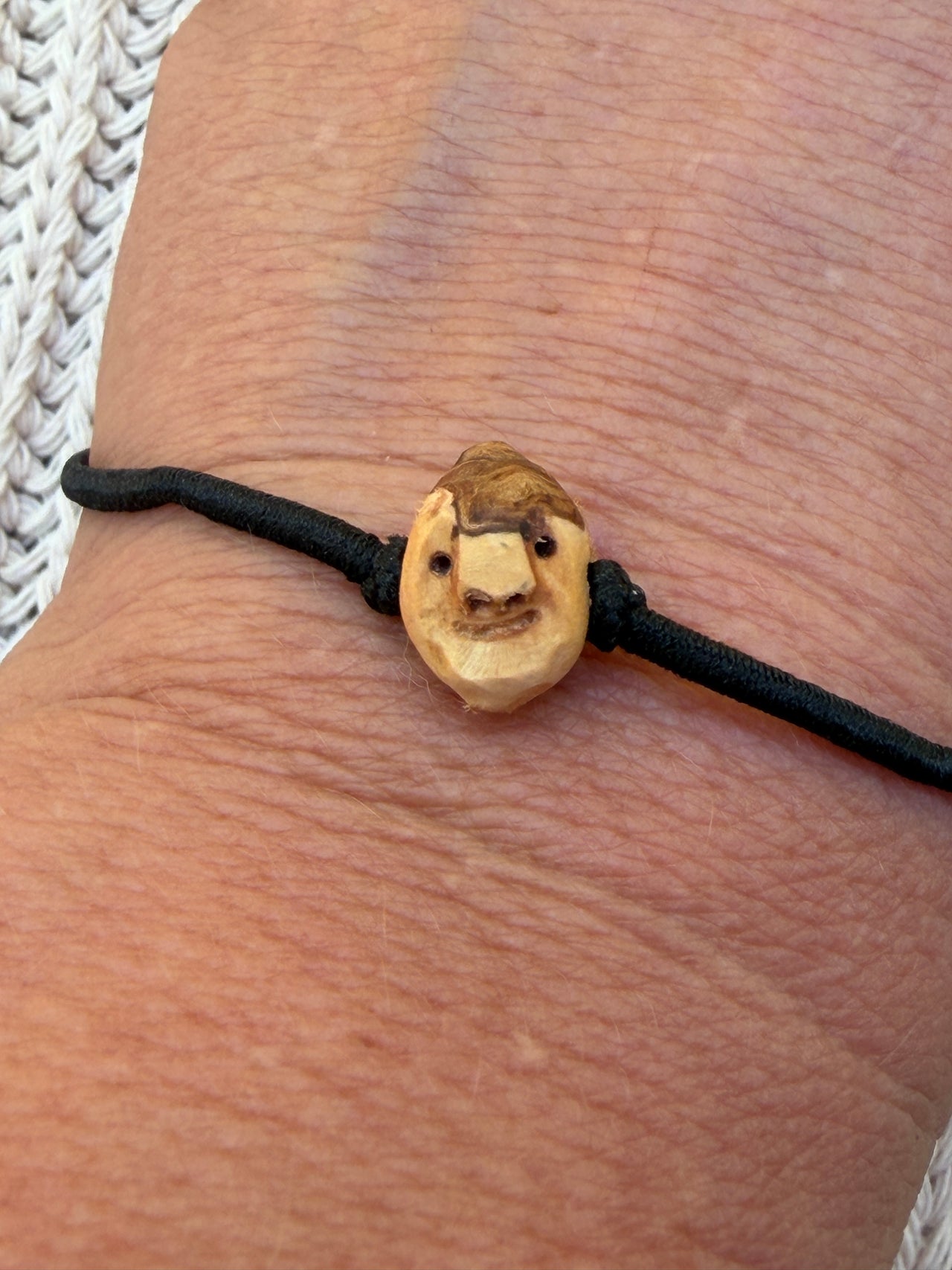 Armbandwichtel Plomi handgeschnitzt aus magischer Baumperle