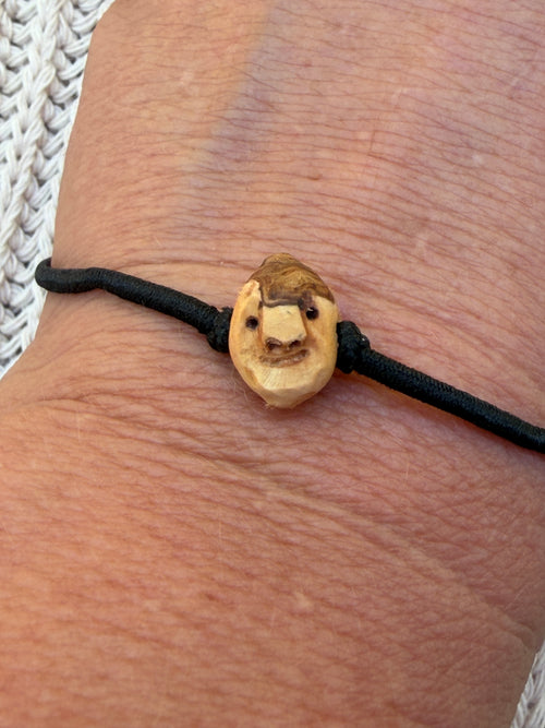 Armbandwichtel Plomi handgeschnitzt aus magischer Baumperle