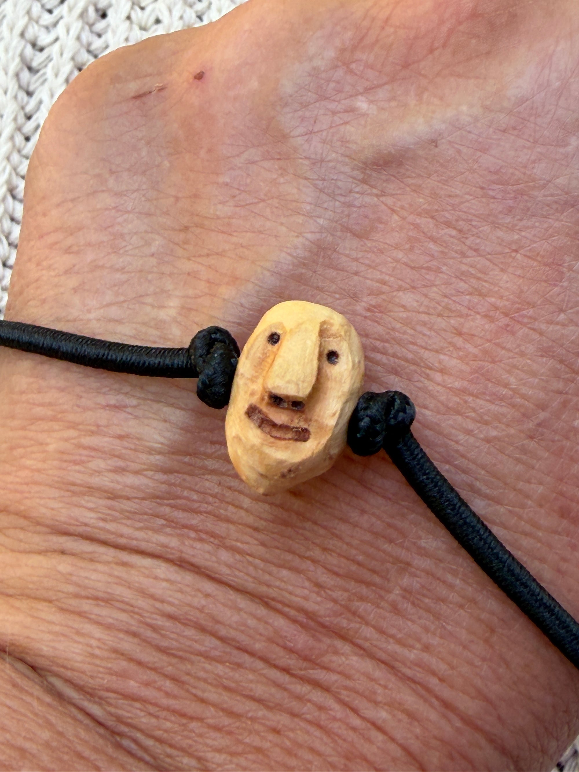 Armbandwichtel Zwickel handgeschnitzt aus magischer Baumperle