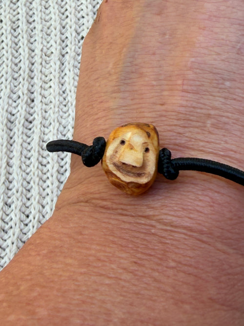 Armbandwichtel Zwackel handgeschnitzt aus magischer Baumperle
