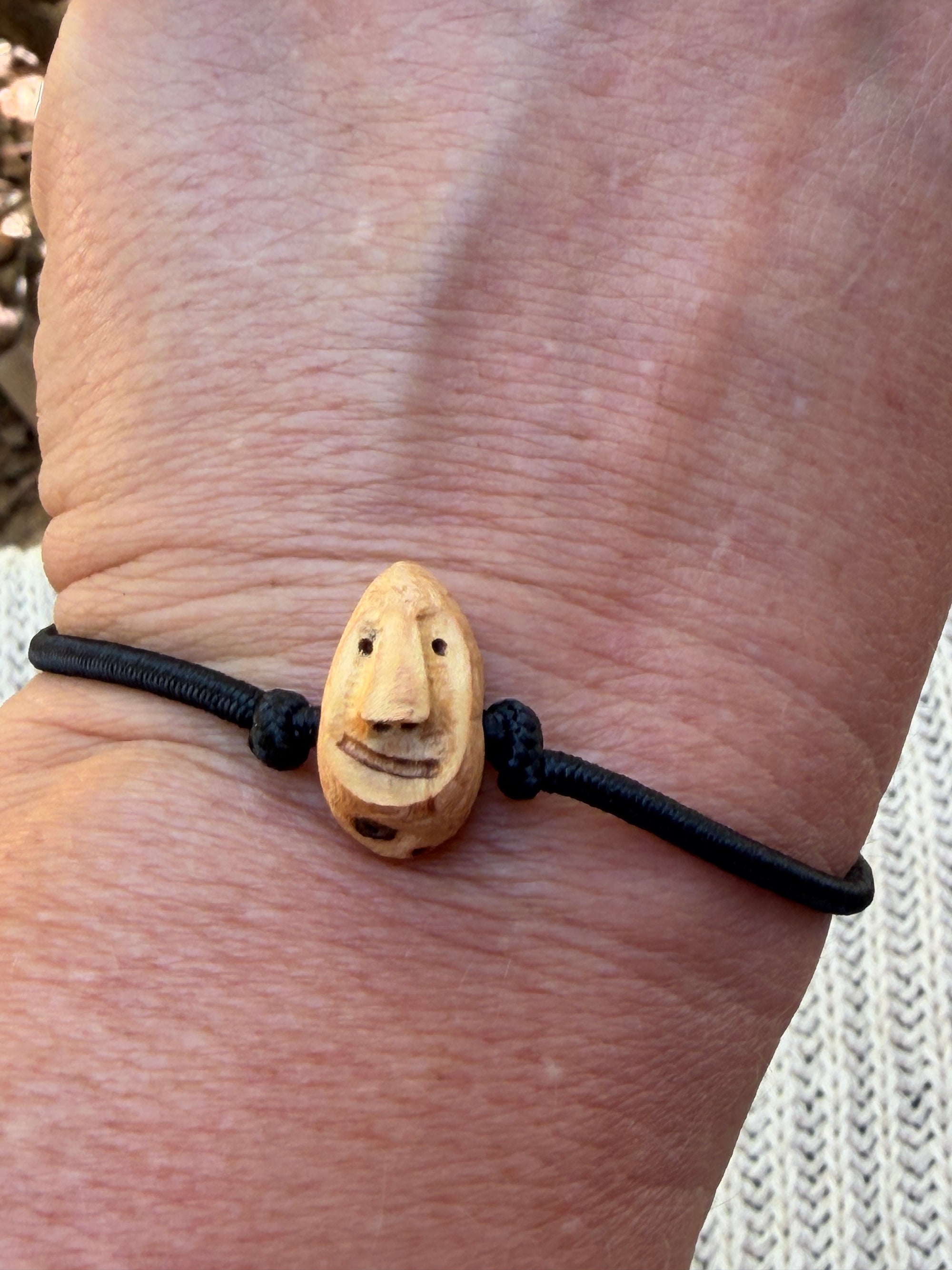 Armbandwichtel Spanni handgeschnitzt aus magischer Baumperle
