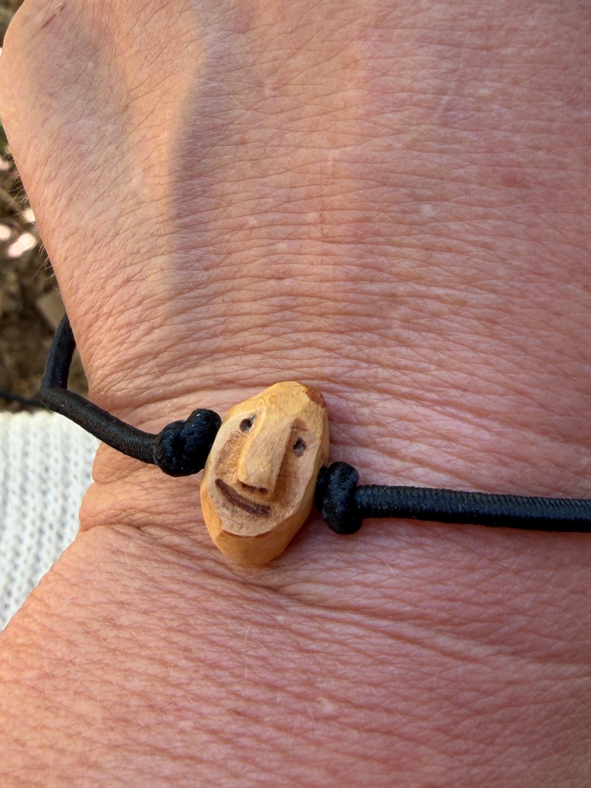 Armbandwichtel Schnippel handgeschnitzt aus magischer Baumperle