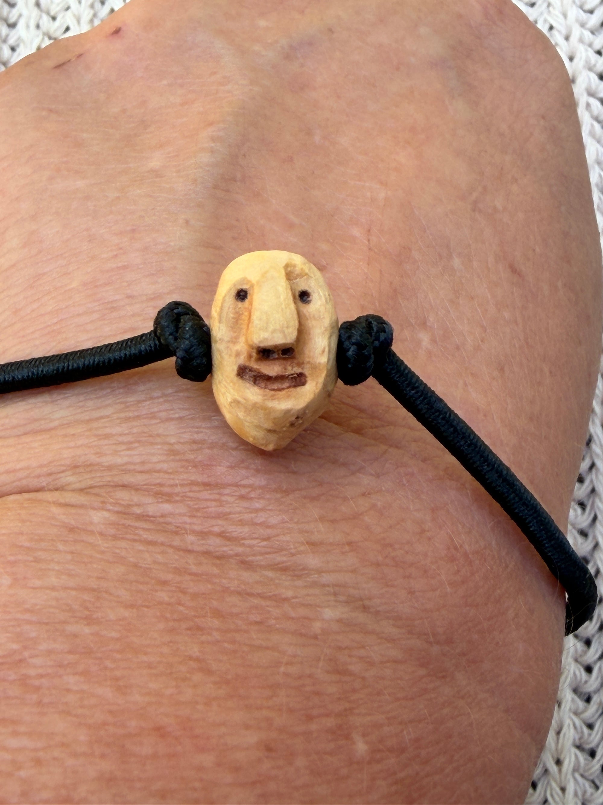 Armbandwichtel Zwickel handgeschnitzt aus magischer Baumperle