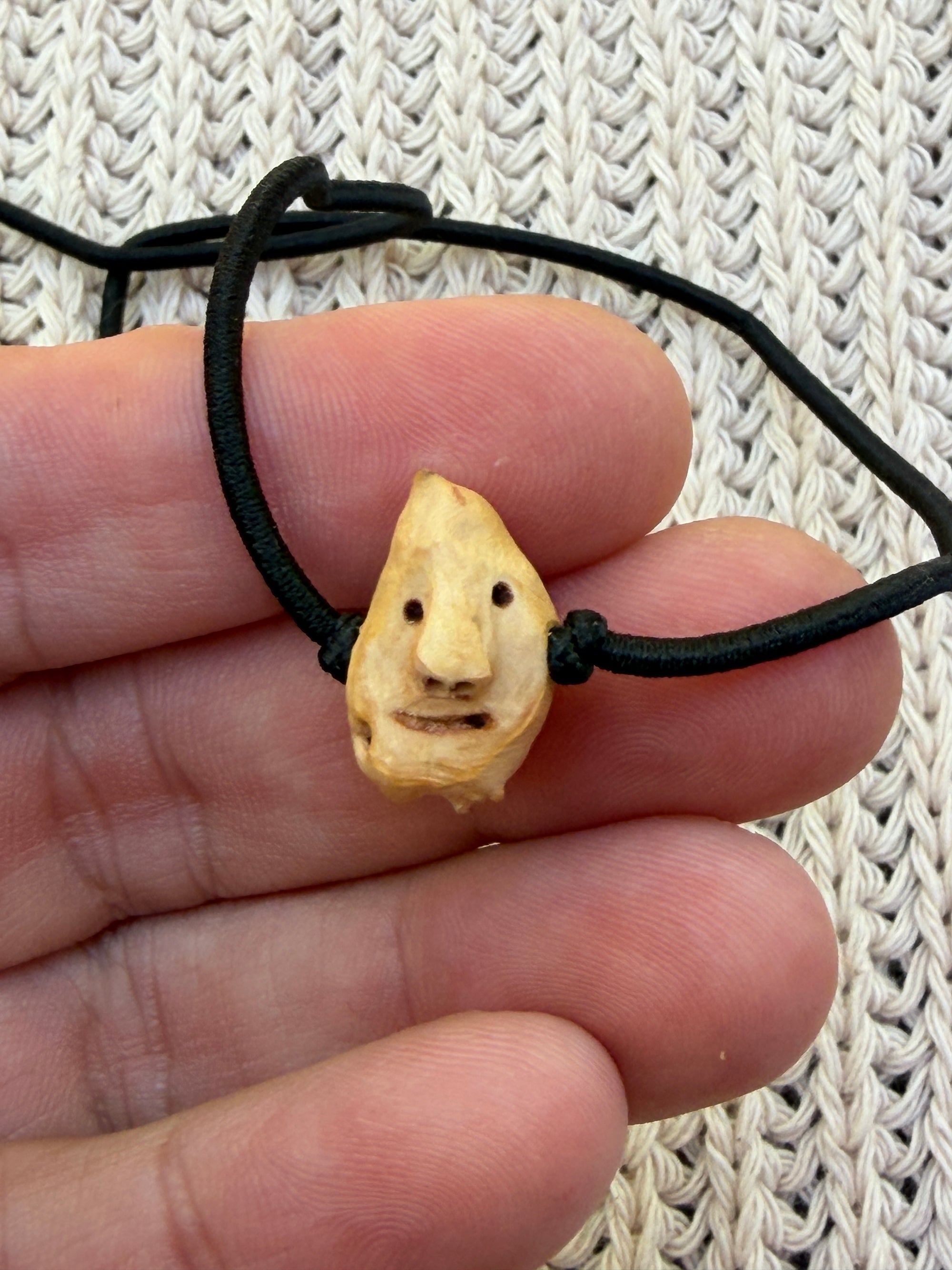 Armbandwichtel Flipsel handgeschnitzt aus magischer Baumperle