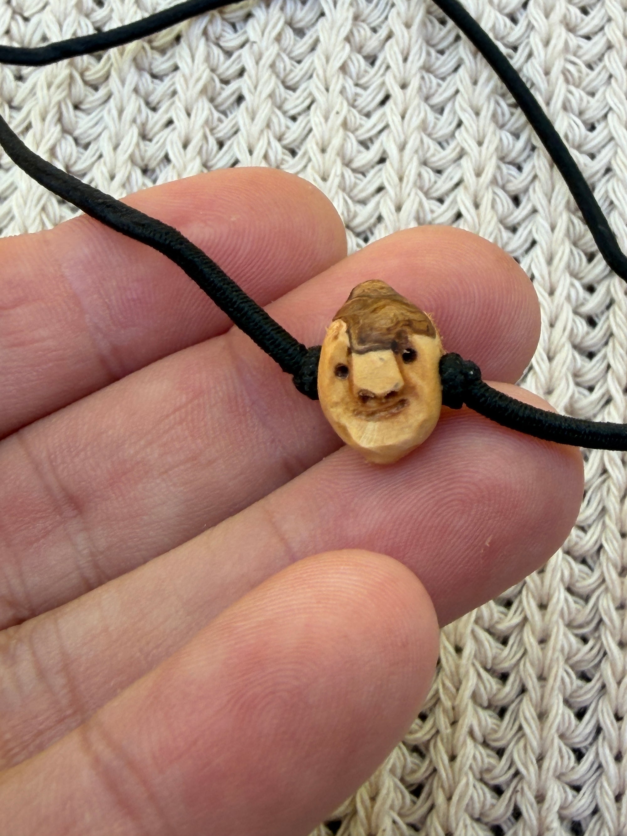 Armbandwichtel Plomi handgeschnitzt aus magischer Baumperle