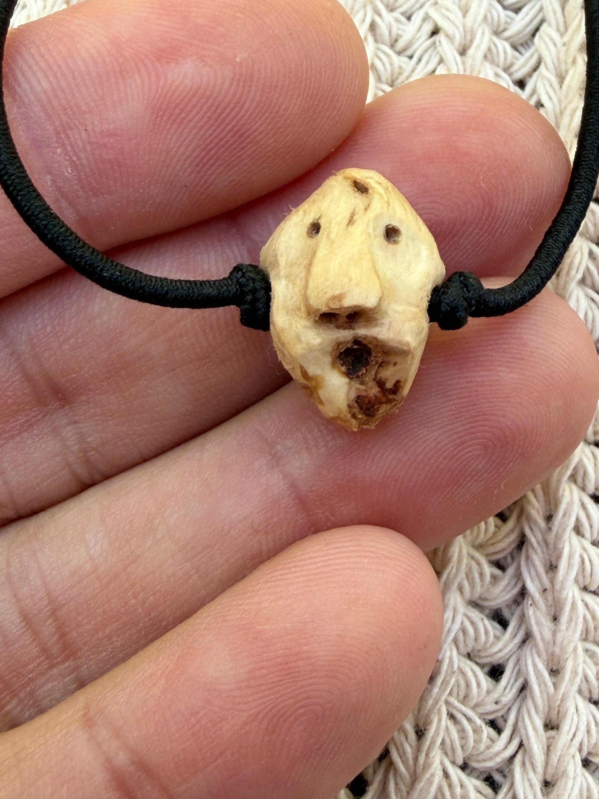 Armbandwichtel Schwungl handgeschnitzt aus magischer Baumperle