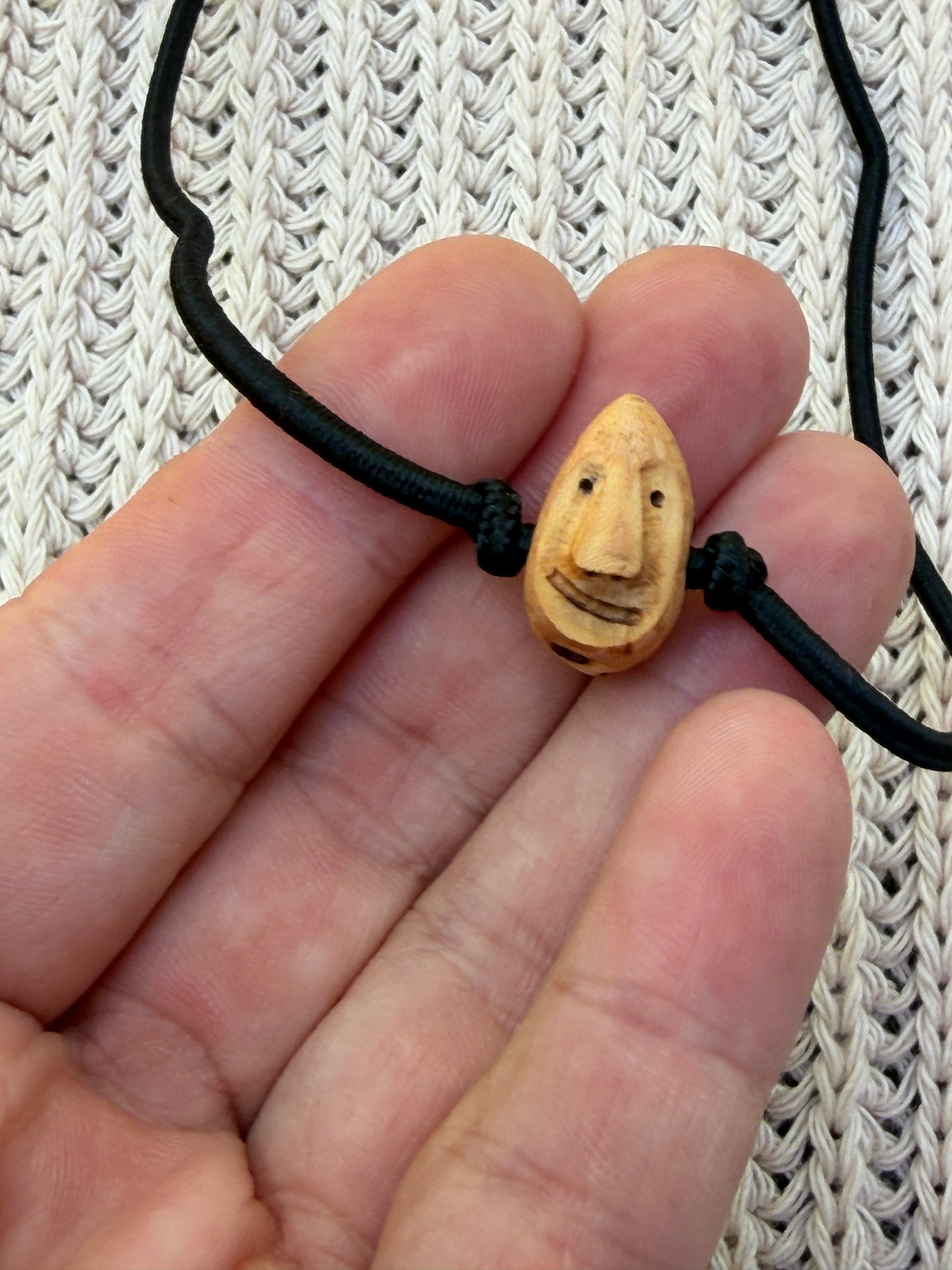 Armbandwichtel Spanni handgeschnitzt aus magischer Baumperle