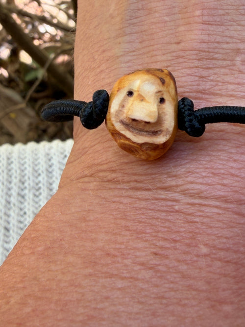 Armbandwichtel Zwackel handgeschnitzt aus magischer Baumperle