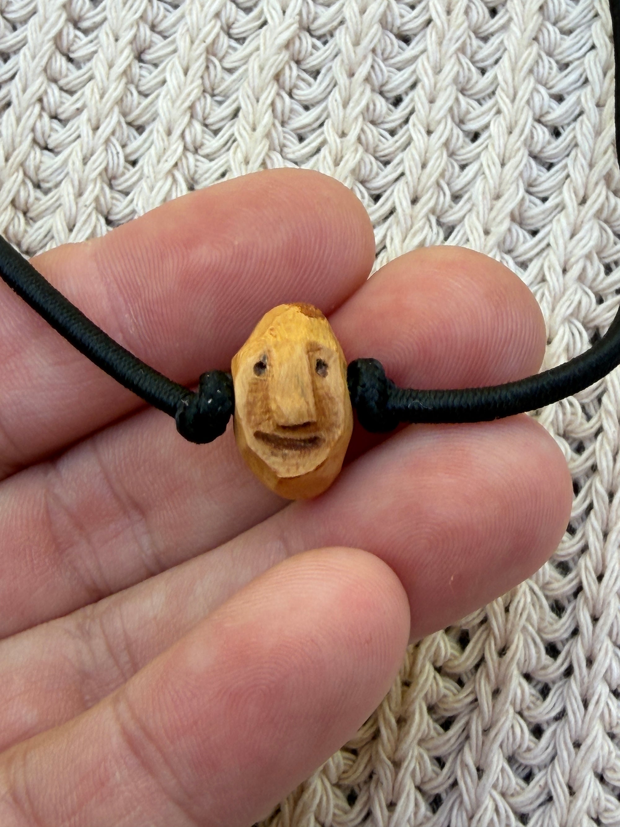 Armbandwichtel Schnippel handgeschnitzt aus magischer Baumperle