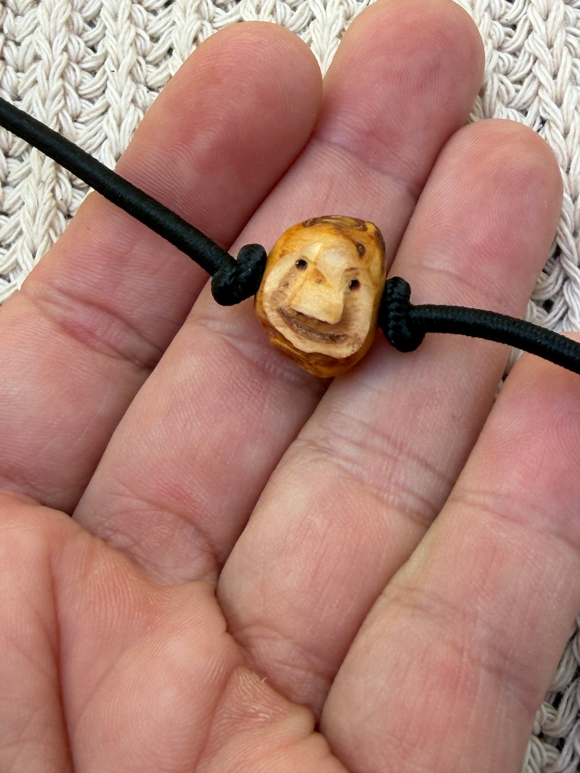 Armbandwichtel Zwackel handgeschnitzt aus magischer Baumperle