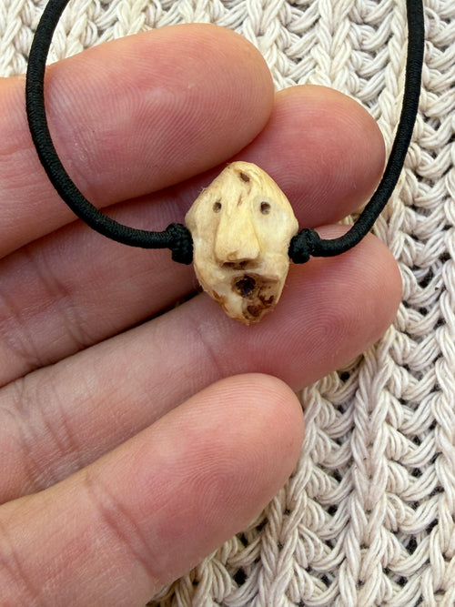 Armbandwichtel Schwungl handgeschnitzt aus magischer Baumperle