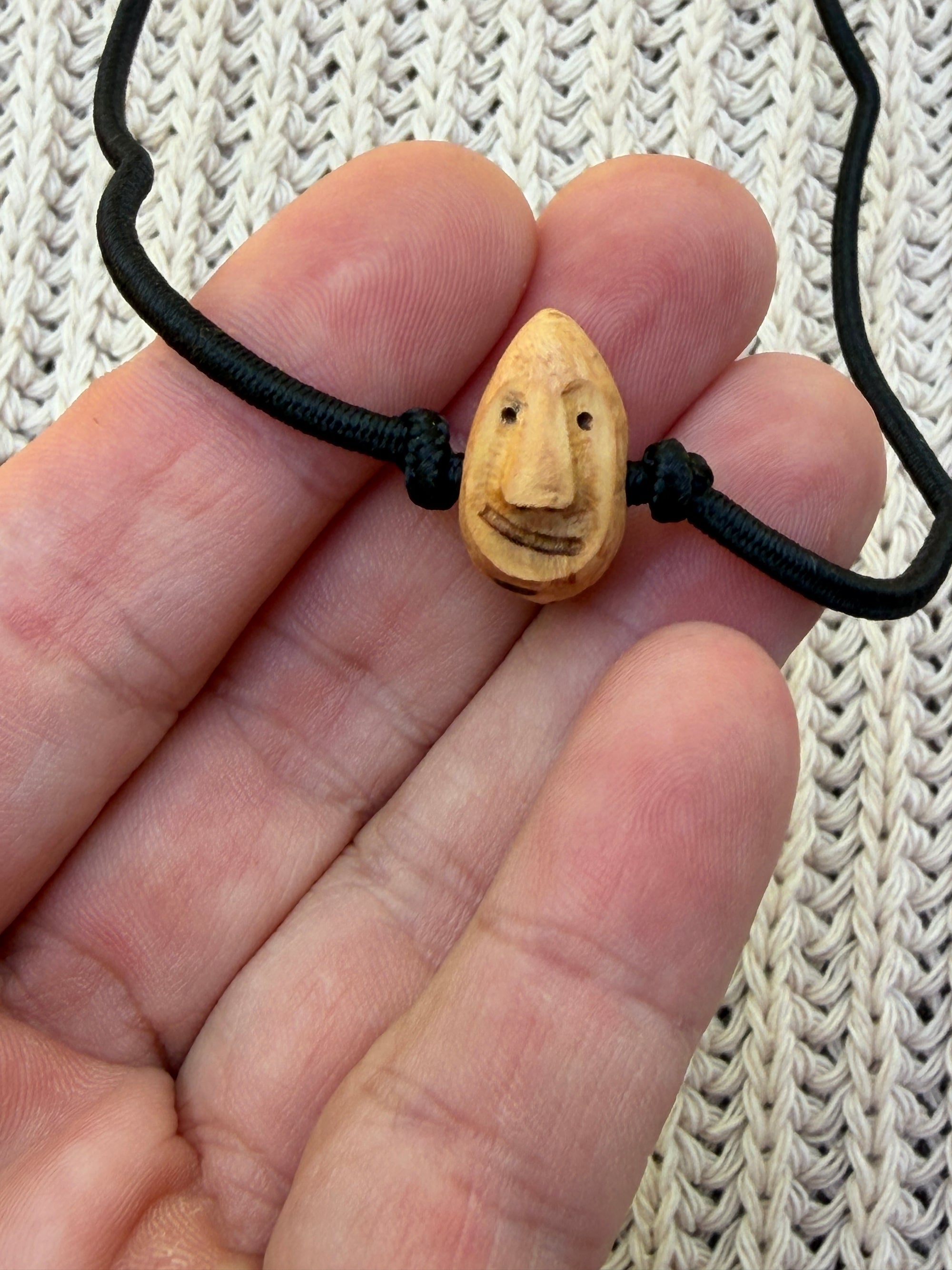 Armbandwichtel Spanni handgeschnitzt aus magischer Baumperle