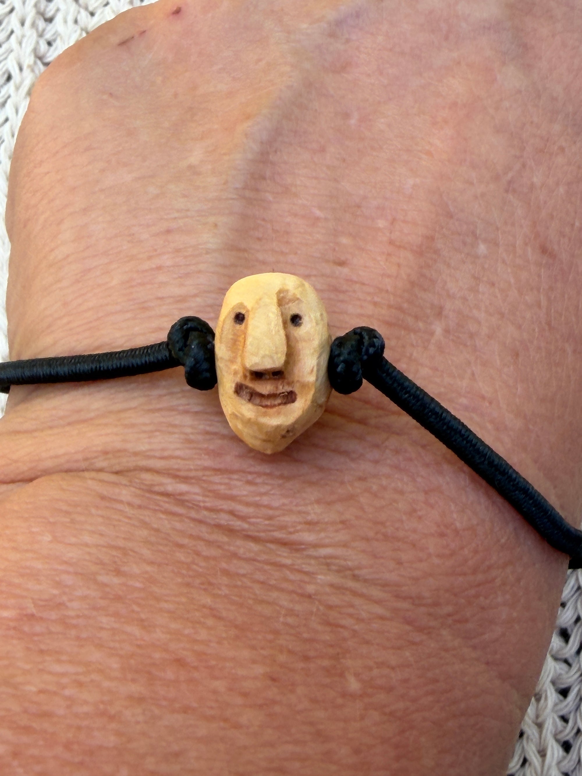 Armbandwichtel Zwickel handgeschnitzt aus magischer Baumperle