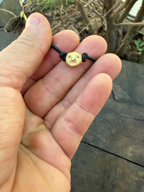 Armbandwichtel Knuffi handgeschnitzt aus magischer Baumperle