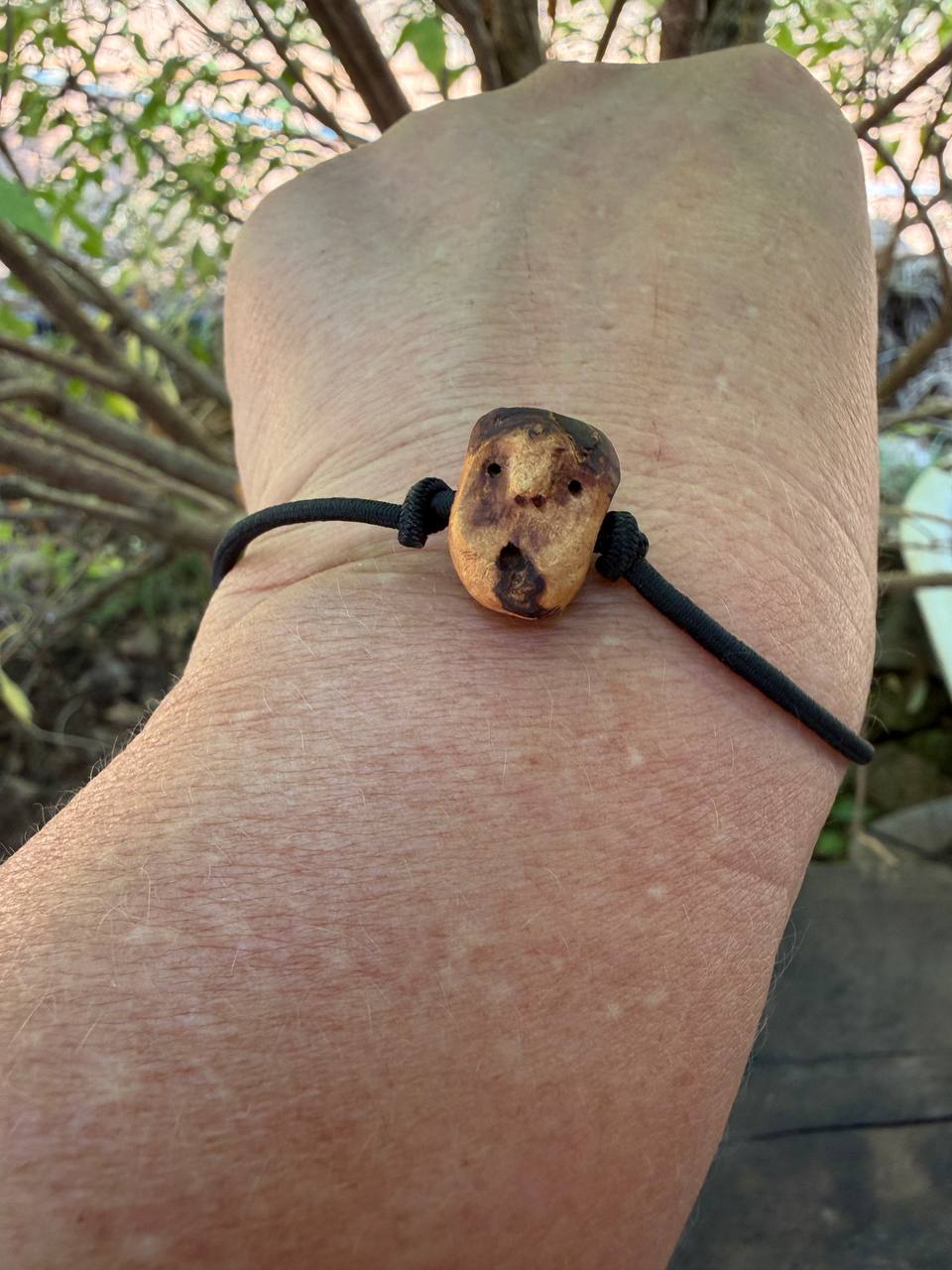 Armbandwichtel Pizel handgeschnitzt aus magischer Baumperle