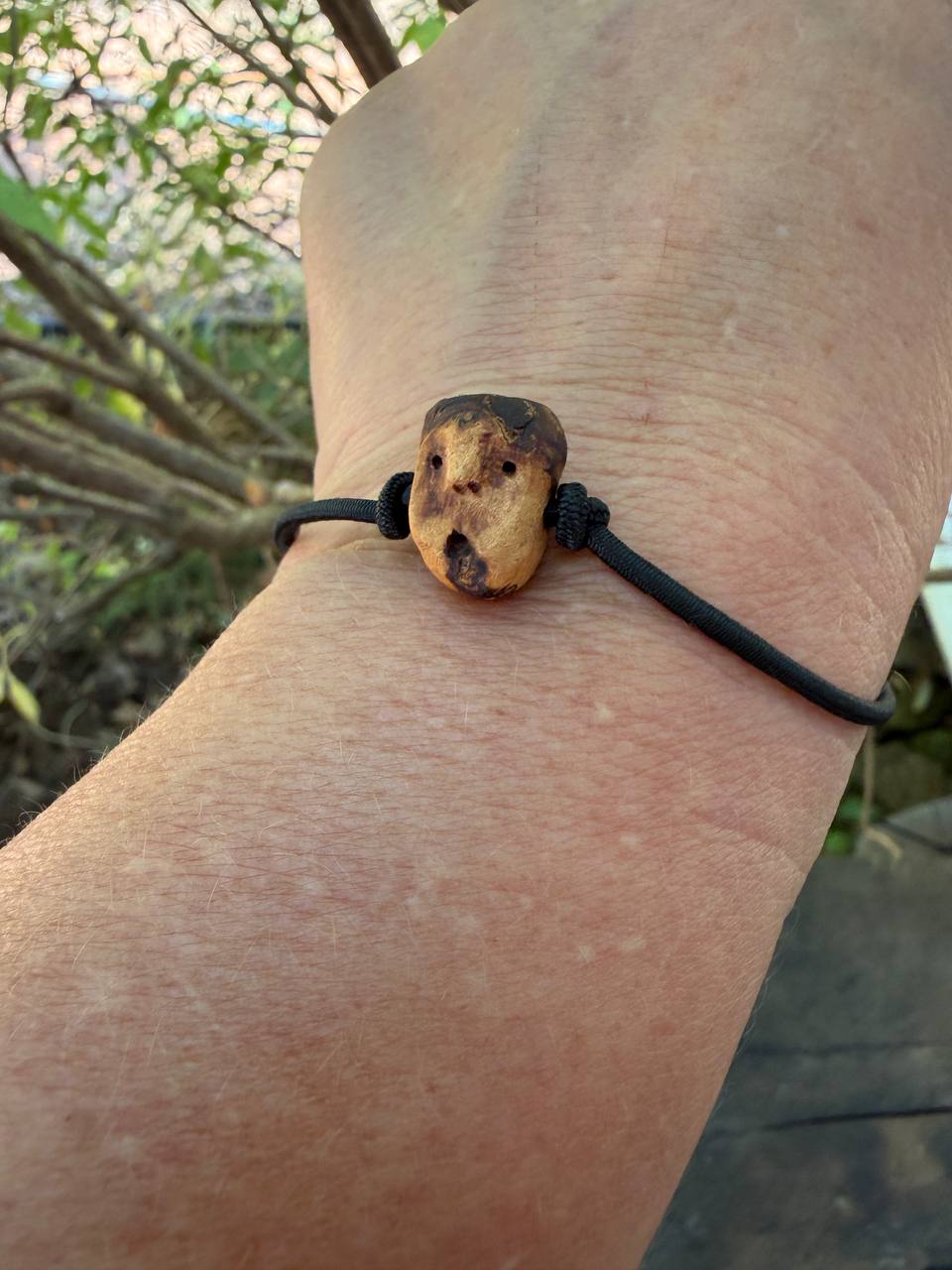 Armbandwichtel Pizel handgeschnitzt aus magischer Baumperle