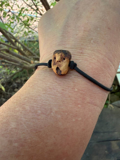 Armbandwichtel Pizel handgeschnitzt aus magischer Baumperle