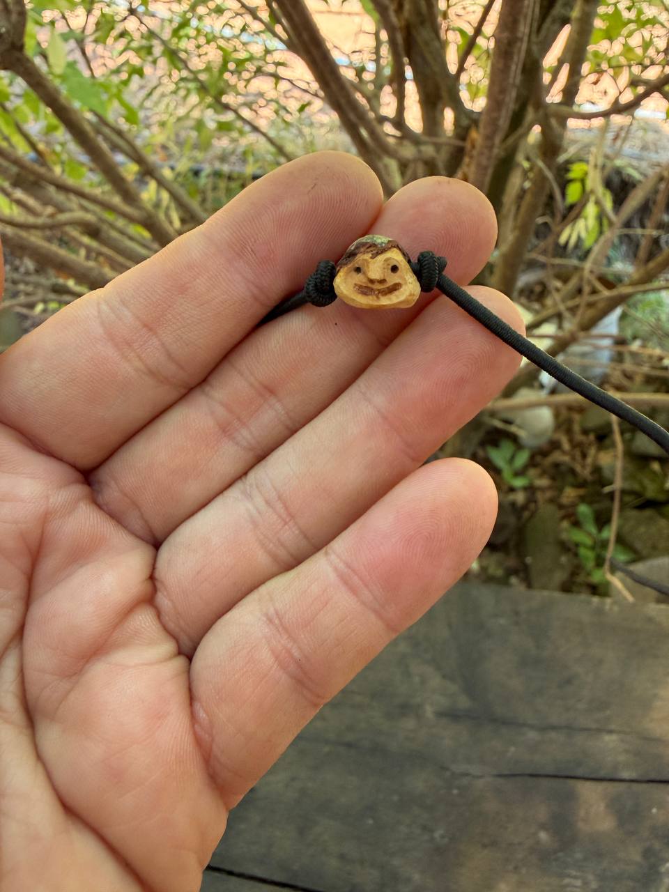 Armbandwichtel Trölf handgeschnitzt aus magischer Baumperle