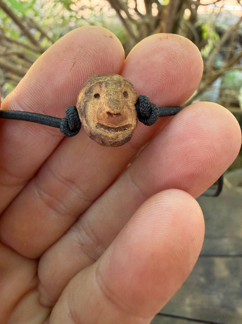 Armbandwichtel Wiggerl handgeschnitzt aus magischer Baumperle