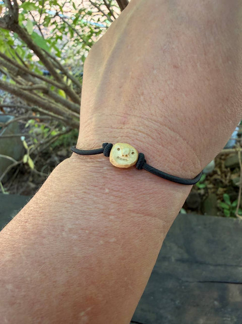 Armbandwichtel Knuffi handgeschnitzt aus magischer Baumperle