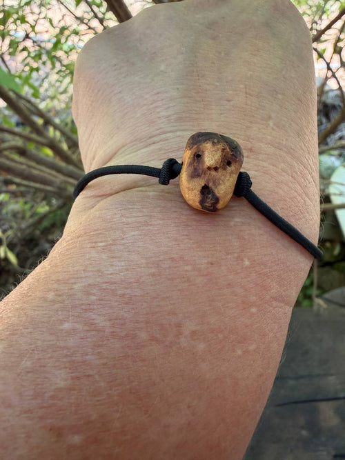 Armbandwichtel Pizel handgeschnitzt aus magischer Baumperle